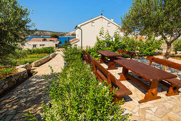 Apartmány Menula - posezení u grilu, Stará Novalja, ostrov Pag, Chorvatsko