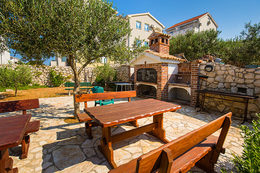 Apartmány Menula - posezení u grilu, Stará Novalja, ostrov Pag, Chorvatsko