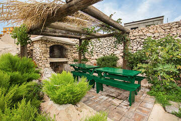 Apartmány Plat - gril s posezením u domu, Dražica, ostrov Pag, Chorvatsko