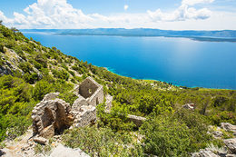 Dračí jeskyně (Zmajeva špilja), ostrov Brač, Chorvatsko