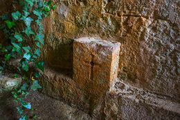 Dračí jeskyně (Zmajeva špilja), ostrov Brač, Chorvatsko