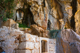 Dračí jeskyně (Zmajeva špilja), ostrov Brač, Chorvatsko