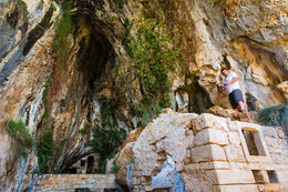Dračí jeskyně (Zmajeva špilja), ostrov Brač, Chorvatsko