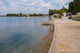 Apartmány Naranča - rampa pro tělesně postižené na pláži Dječji raj, Sukošan, Chorvatsko