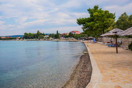 Apartmány Naranča - vydlážděná promenáda s oblázky při vstupu do moře, Sukošan, Chorvatsko