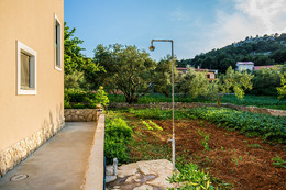 Apartmány Karavela - venkovní sprcha u domu, Tkon, ostrov Pašman, Chorvatsko