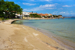 Preko - písečná pláž Jaz, ostrov Ugljan, Chorvatsko