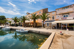 Preko - promenáda, ostrov Ugljan, Chorvatsko