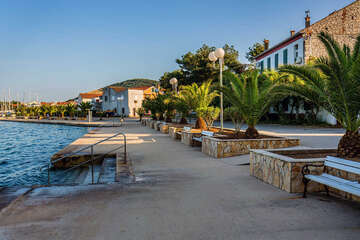 Preko - promenáda, ostrov Ugljan, Chorvatsko