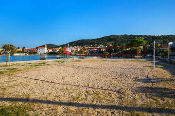 Preko - hřiště u pláže Jaz, ostrov Ugljan, Chorvatsko