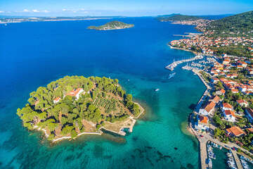 Preko a ostrůvek Galevac - letecký pohled, ostrov Ugljan, Chorvatsko