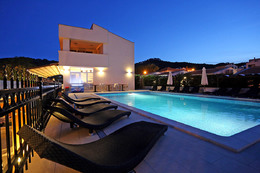 Apartmány Dalmacija - bazén s lehátky, Preko, ostrov Ugljan, Chorvatsko