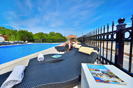 Apartmány Dalmacija - lehátka u bazénu, Preko, ostrov Ugljan, Chorvatsko