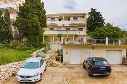 Apartmány Bracera - parkoviště pod domem, Stará Novalja, ostrov Pag, Chorvatsko