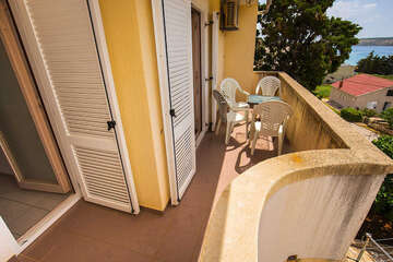 A3 - apartmány Bracera - vstup na terasu z kuchyně a z druhé ložnice (starší snímek), Stará Novalja, ostrov Pag, Chorvatsko