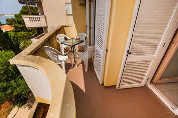 A4 - apartmány Bracera - detail terasy s pohledem na moře (přístup z kuchyně a z první ložnice), Stará Novalja, ostrov Pag, Chorvatsko