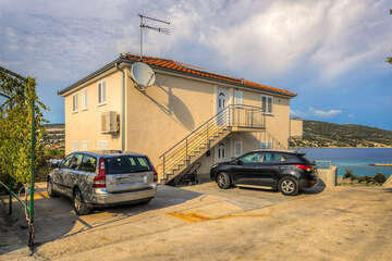 Apartmány Medo - parkoviště u domu, Sevid, Trogirská riviéra, Chorvatsko