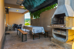 Apartmány Medo - gril s posezením, Sevid, Trogirská riviéra, Chorvatsko