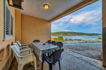 Apartmány Medo - výhled na moře z terasy v přízemí, Sevid, Trogirská riviéra, Chorvatsko