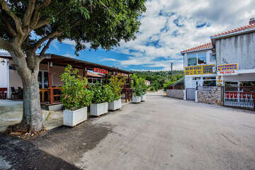 Ražanj - náměstí s pizzerií a směnárnou, Šibenická riviéra, Chorvatsko