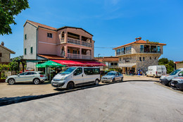 Ražanj - náměstí s obchodem a restaurací, Šibenická riviéra, Chorvatsko