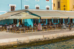 Fažana - kavárna na nábřeží, Istrie, Chorvatsko