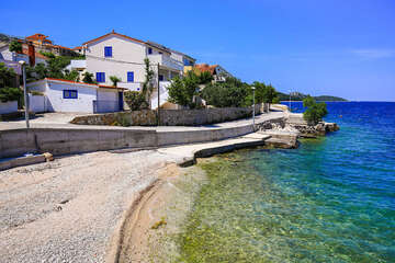 Ražanj - oblázková pláž Ljoljinica-Mezaroca, Šibenická riviéra, Chorvatsko