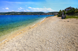 Ražanj - oblázková pláž Varoš, Šibenická riviéra, Chorvatsko