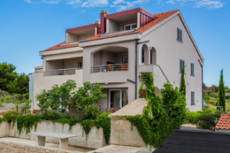 Apartmány Smokva, (foto před vybudováním bazénu) Ražanj, Šibenická riviéra, Chorvatsko