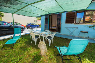 Apartmán Una - parkoviště u apartmánu, Fažana, poloostrov Istrie, Chorvatsko