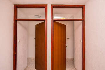 Apartmány Lena - vstupy do apartmánů (vlevo A2, vpravo A3), Povljana, ostrov Pag, Chorvatsko