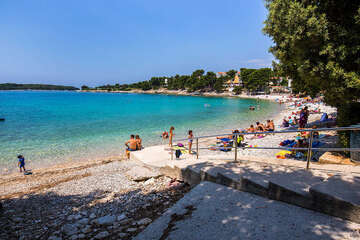 Apartmány Batana - oblázková pláž u hotelu Centinera, Pula-Banjole, poloostrov Istrie, Chorvatsko