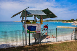 Pula - Banjole - oblázková pláž u hotelu Centinera, poloostrov Istrie, Chorvatsko