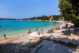 Pula - Banjole - oblázková pláž u hotelu Centinera, poloostrov Istrie, Chorvatsko