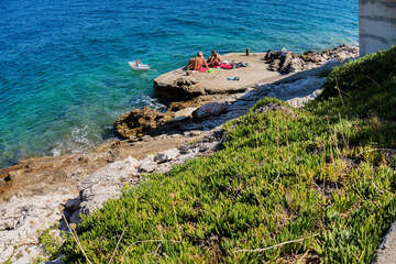 Sali - skalnaté pláže a betonová mola, ostrov Dugi Otok, Chorvatsko