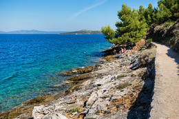 Sali - promenáda a skalnaté pláže, ostrov Dugi Otok, Chorvatsko