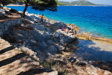 Sali - skalnaté pláže u promenády, ostrov Dugi Otok, Chorvatsko