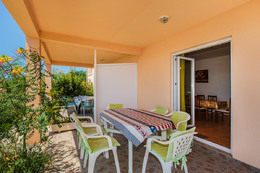 Apartmány Tomislav - částečná zástěna mezi terasami apartmánů A1 a A2 v přízemí, Vlašiči, ostrov Pag, Chorvatsko