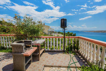 Apartmány Tomislav - druhý gril a venkovní sprcha vedle terasy apartmánu A2, Vlašiči, ostrov Pag, Chorvatsko