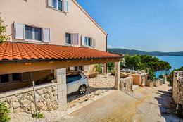 Apartmány Vivien - parkovací místa u domu (pro apartmán A3), Sevid, Trogirská riviéra, Chorvatsko