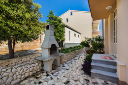 Apartmány Vivien - společný gril pro mezonetové apartmány A1 a A2, Sevid, Trogirská riviéra, Chorvatsko