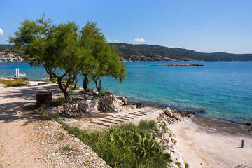 Apartmány Vivien - betonová opalovací mola pod domem, Sevid, Trogirská riviéra, Chorvatsko