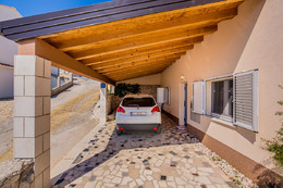 Apartmány Vivien - parkovací místa u domu (pro apartmán A3), Sevid, Trogirská riviéra, Chorvatsko