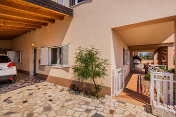 Apartmány Vivien - vstup do apartmánu A3 na přízemí, Sevid, Trogirská riviéra, Chorvatsko