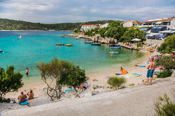 Kanica - hlavní oblázková pláž (v zátoce Rina), Šibenická riviéra, Chorvatsko