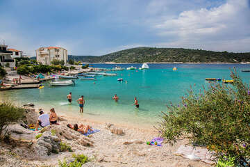 Kanica - hlavní oblázková pláž (v zátoce Rina), Šibenická riviéra, Chorvatsko