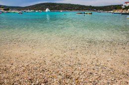 Kanica - hlavní oblázková pláž (v zátoce Rina), Šibenická riviéra, Chorvatsko