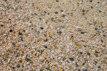 Kanica - barevné oblázky na hlavní pláži (v zátoce Rina), Šibenická riviéra, Chorvatsko