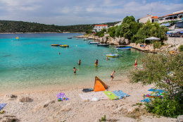 Kanica - hlavní oblázková pláž (v zátoce Rina), Šibenická riviéra, Chorvatsko