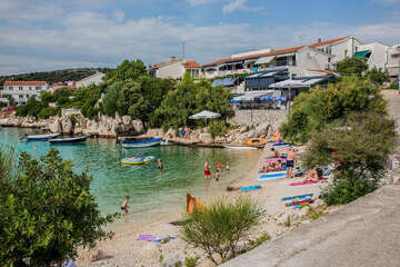 Kanica - hlavní oblázková pláž (v zátoce Rina), Šibenická riviéra, Chorvatsko
